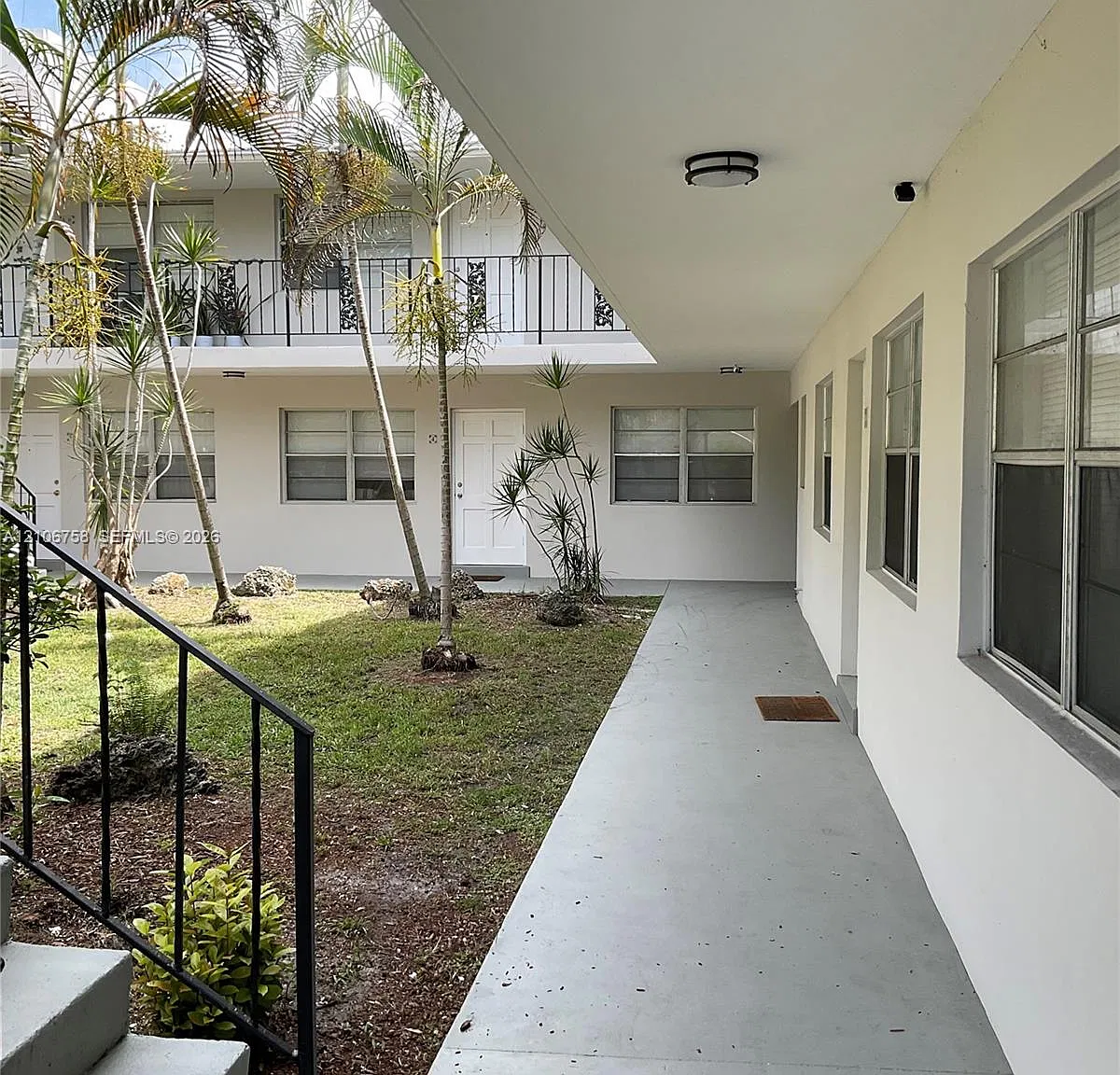 Lauderdale — Photo 2