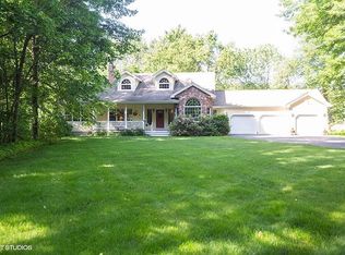 17 Magnolia Dr, Suffield, CT 06078