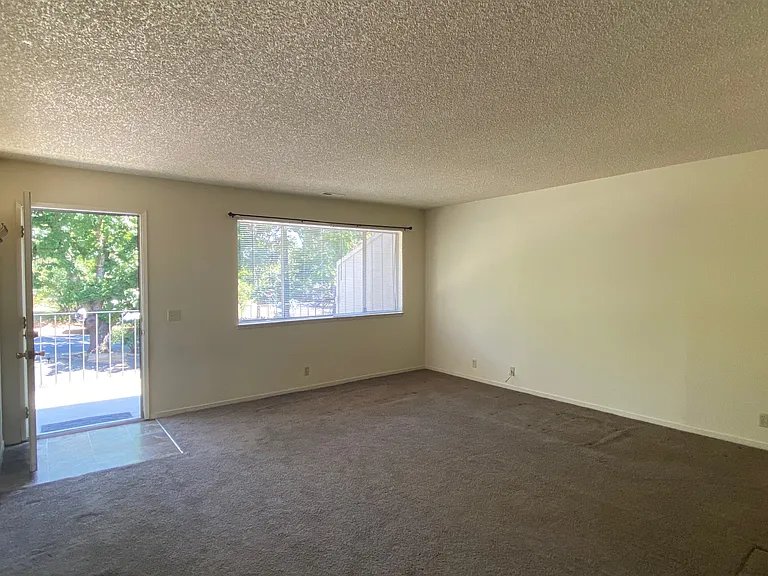 354 Pleasant St — Photo 4