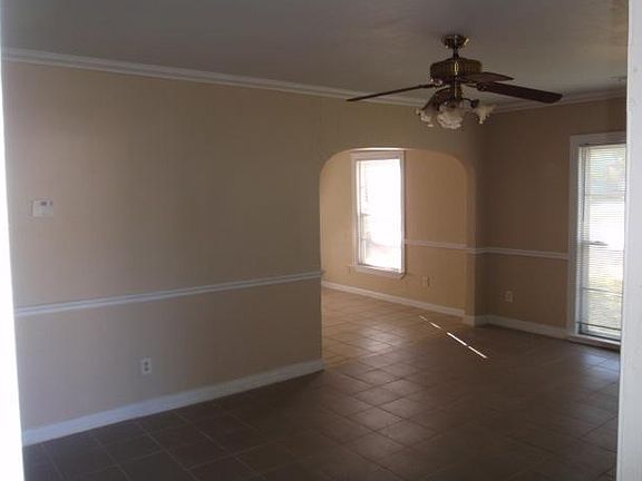 5th image of 406 W Ave E