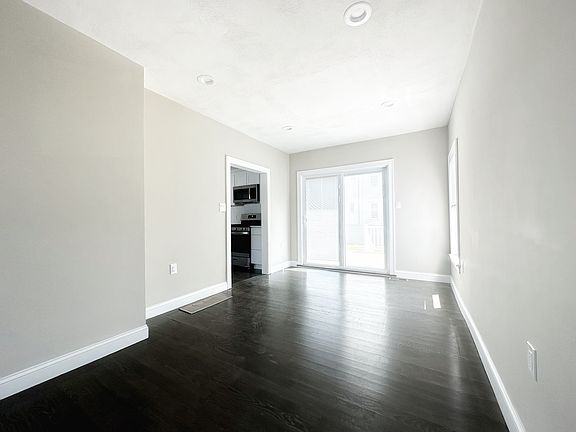 5th image of 40 Linwood St