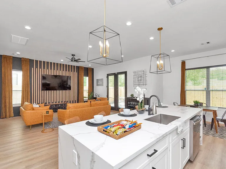 5308 Denmark St — Photo 11