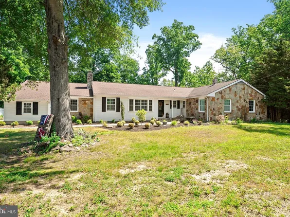24 Saint John St, Pemberton, NJ 08068