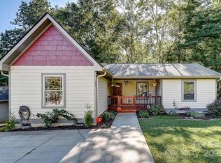 399 Hunters Ridge Rd, Mills River, NC 28759