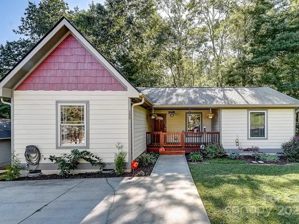 399 Hunters Ridge Rd, Mills River, NC 28759