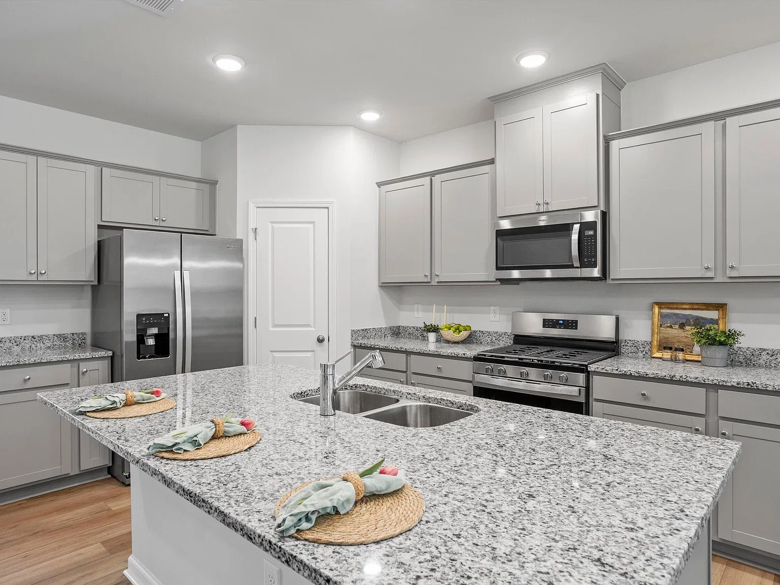 5 bed, 3.0 bath, 2720 sqft, $2,595 — Photo 1
