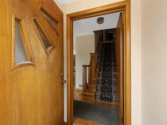3rd image of 444 Buckingham Ave