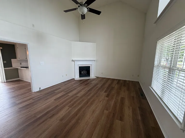 102 N Woodridge Dr — Photo 4