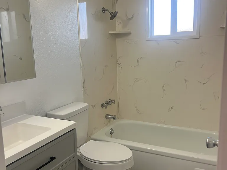 2524 Hill Ave #11 — Photo 6