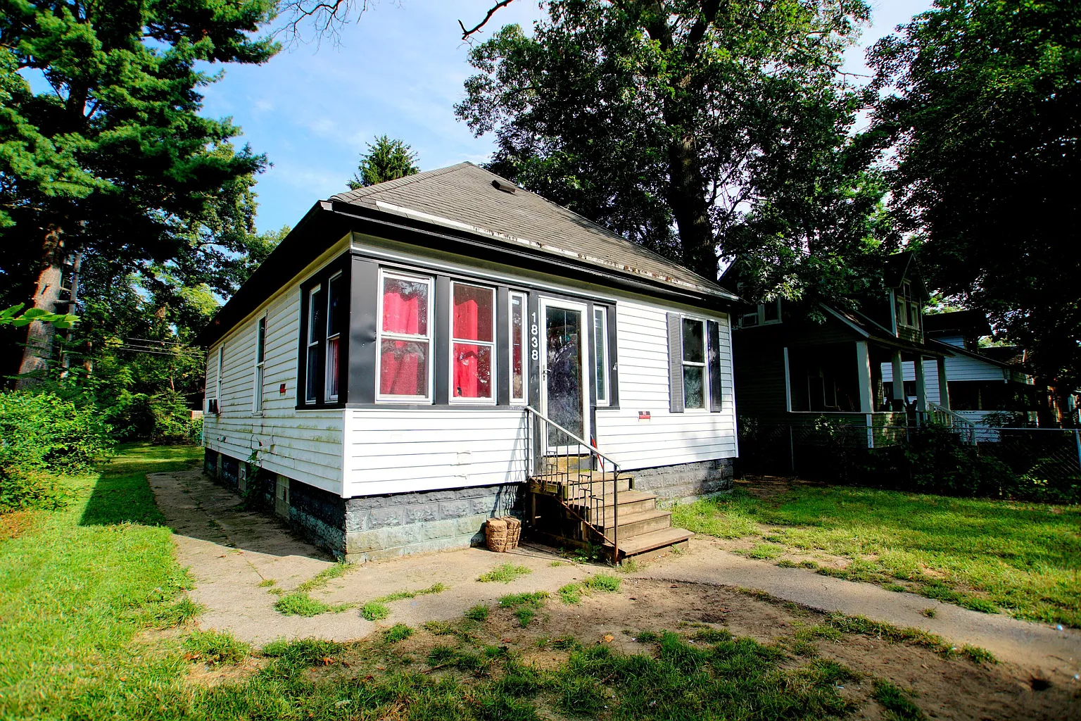 1838 Leahy St photo 1