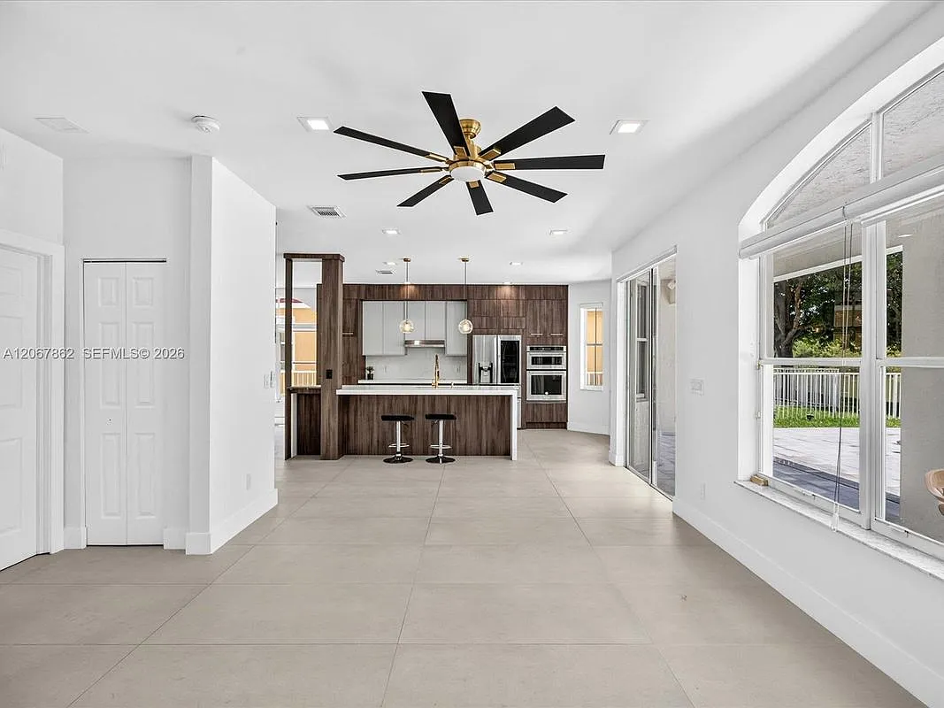 5 bed, 4.0 bath, 2400 sqft, $6,700 — Photo 4