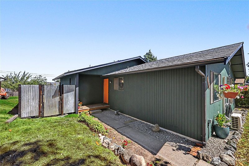 3rd image of 823 W 15th Street