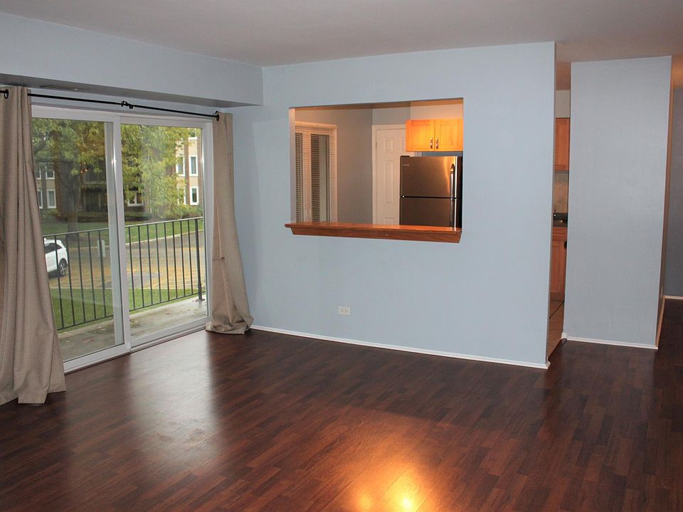 Spacious living room & balcony