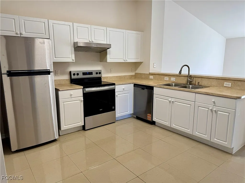 3 bed, 2.0 bath, 1216 sqft, $1,900 — Photo 3