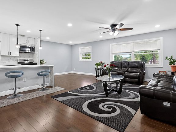 5th image of 2608 Kingsway Rd