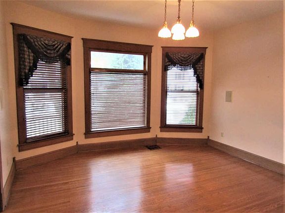 5th image of 632 Owen St