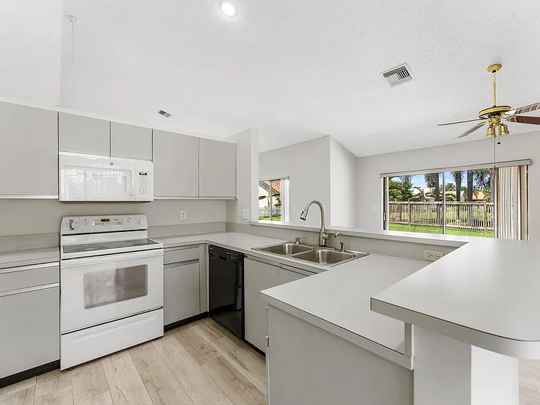 5809 Sun Pointe Cir — Photo 11