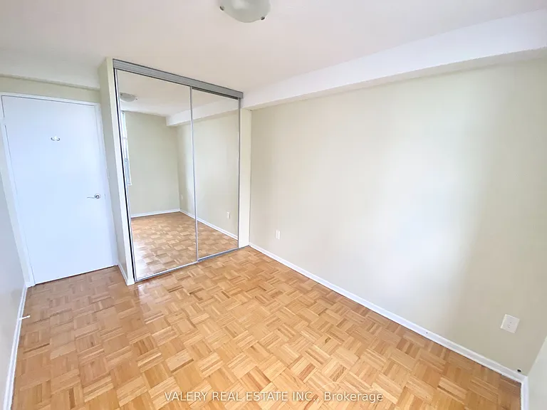 10 Edgecliff Golfway #711 — Photo 7