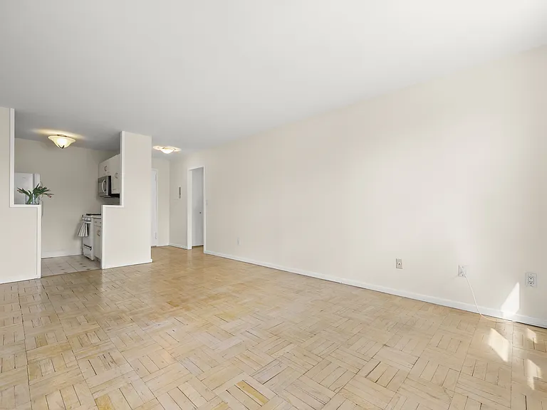 140 Grove St #4G — Photo 4