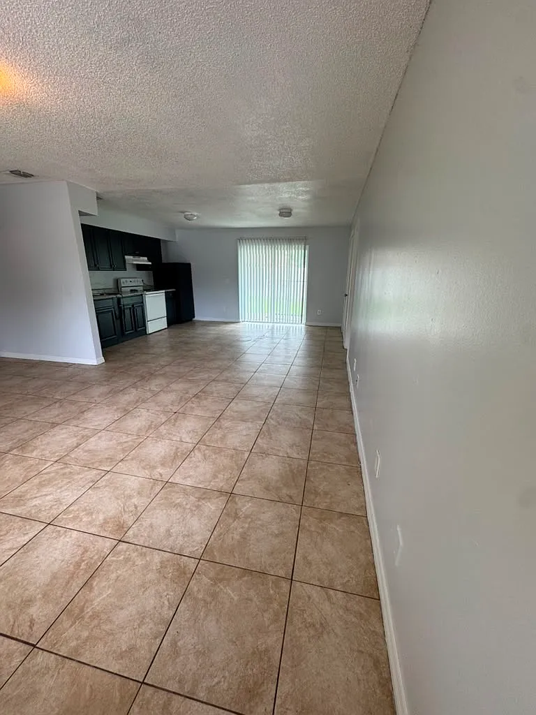 3 bed, 952 sqft, $1,950 — Photo 2