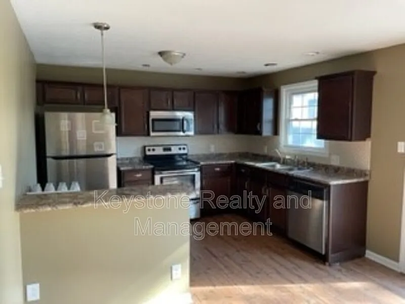 4 bed, 2.0 bath, 1827 sqft, $1,895 — Photo 3