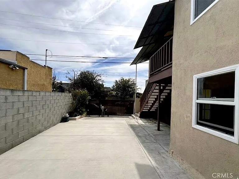 1561 W 38th Pl — Photo 7