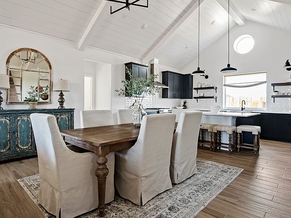 Lovely dining area and kitchen