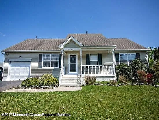 1054 Center St photo 1