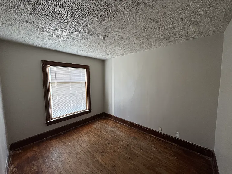 330 E Chambers St — Photo 13
