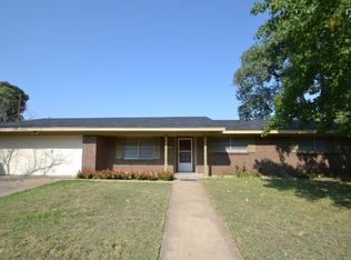 211 Greenview Dr, Stephenville, TX 76401