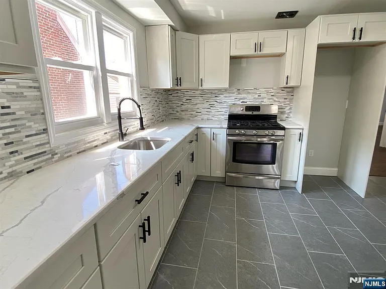 905 Sanford Ave — Photo 5