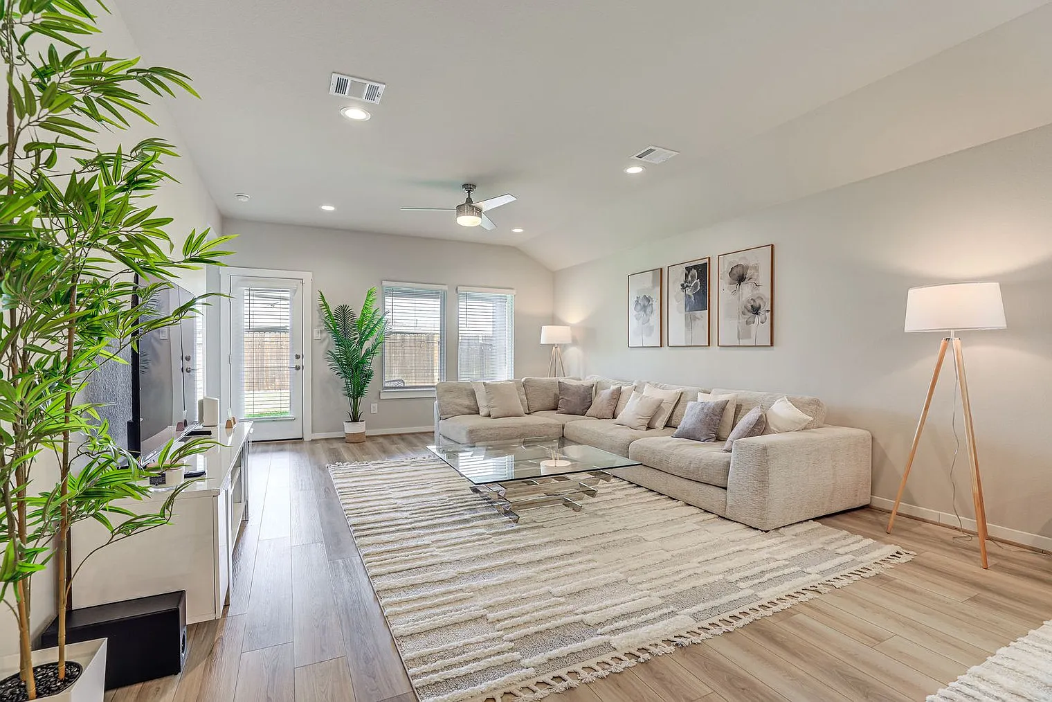4 bed, 2.0 bath, 1894 sqft, $4,096 — Photo 2