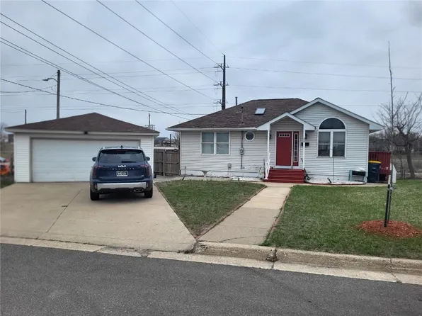 308 3rd Ave, Hiawatha, IA 52233