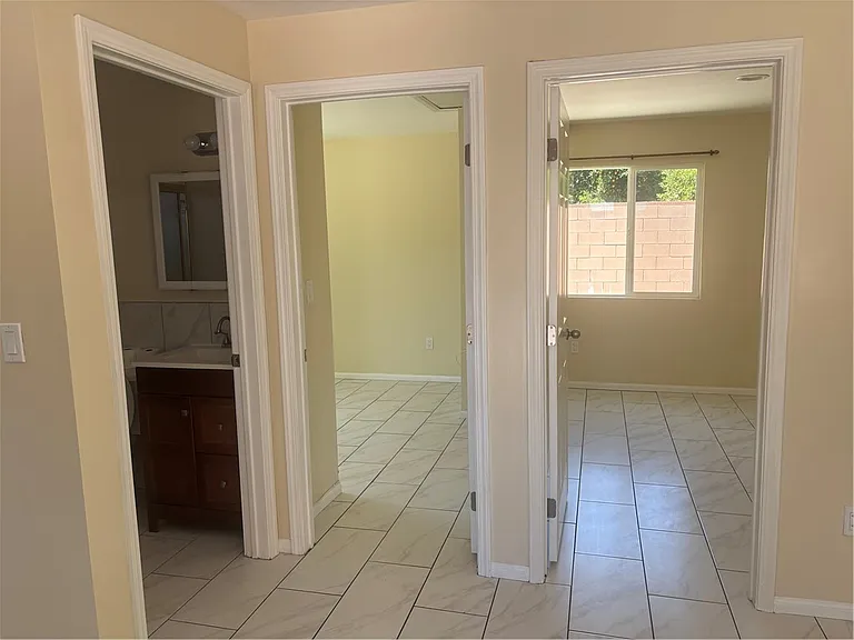 3613 W Victory Blvd — Photo 7
