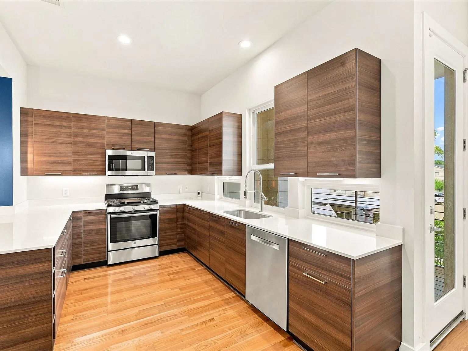 3 bed, 3.5 bath, 2227 sqft, $3,200 — Photo 4