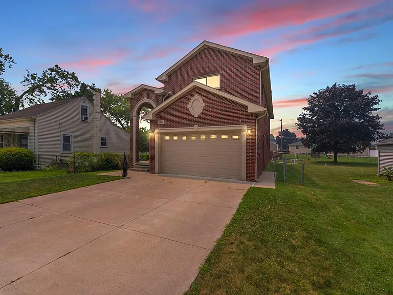 5977 Nightingale St — Photo 2