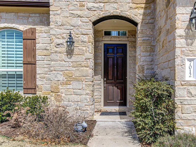 7012 Calpe Dr — Photo 3