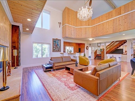 2nd image of 1377 Knoll Rd #B