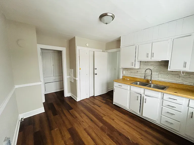 3266 E 140th St #1 — Photo 5
