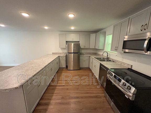 5th image of 5098 Susan St