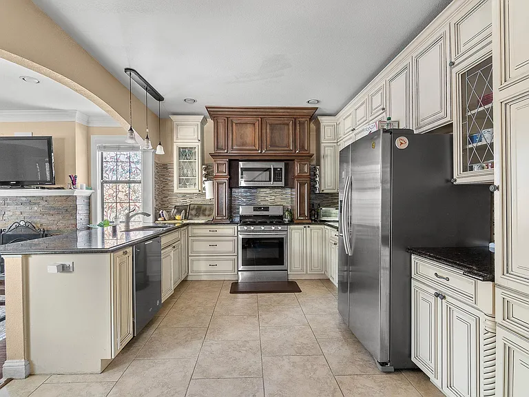 4001 Roswell St — Photo 27