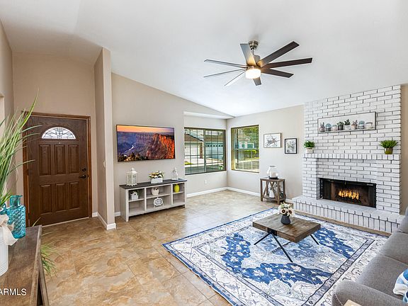 3rd image of 213 E CAMPO BELLO Drive