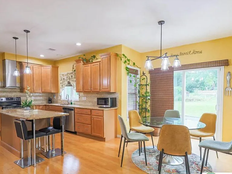 2145 Riverbend Rd — Photo 2
