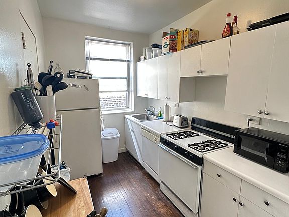 2nd image of 933 W Cornelia Ave APT 3A