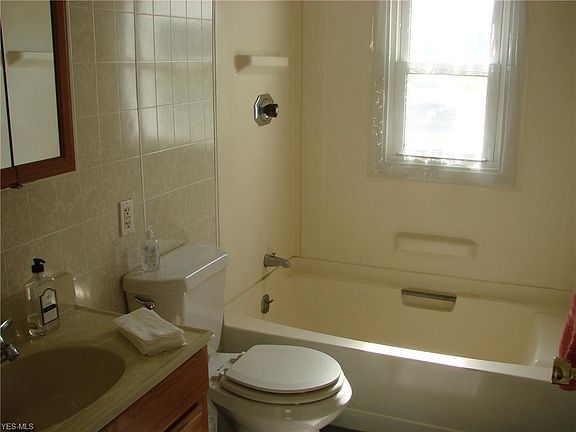 5th image of 41405 Beechwood Dr