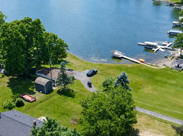 8965 Van Gordon Ave, White Lake, MI 48386