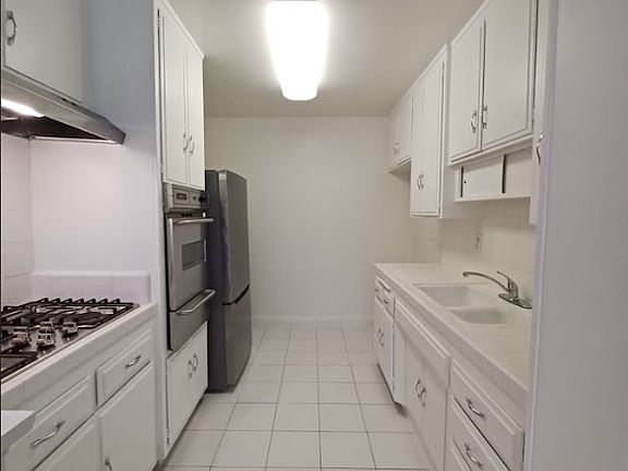 3rd image of 954 N Croft Ave APT 104