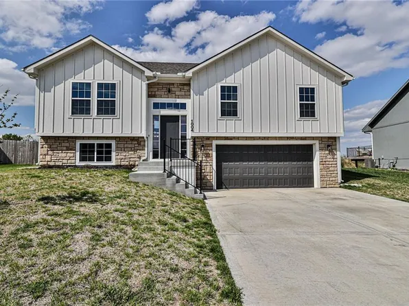 1004 NW 4th St, Oak Grove, MO 64075