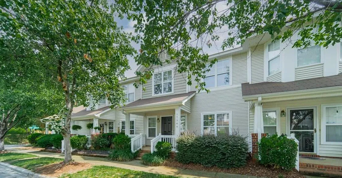 2 bed, 1327 sqft, $2,300 — Photo 3
