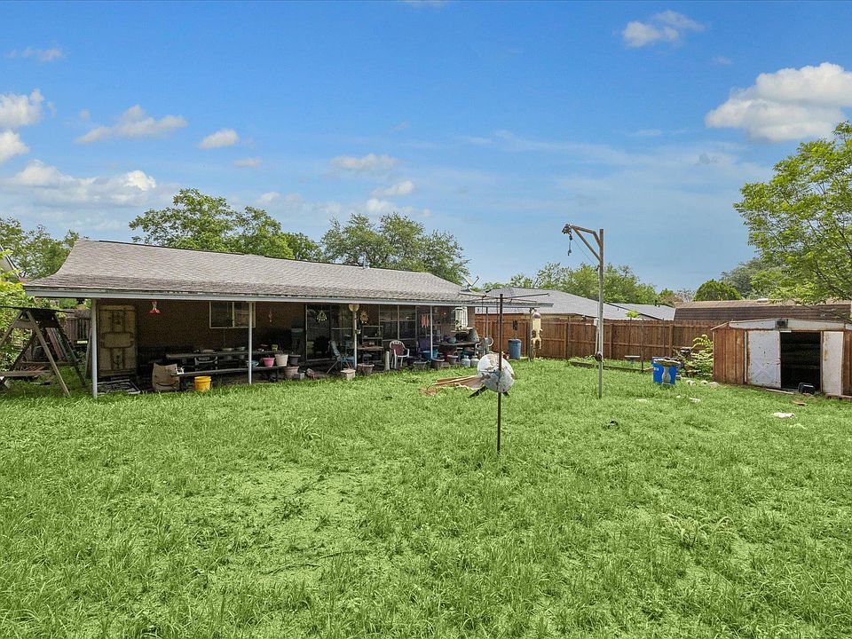 2nd image of 801 Huntingdon Pl